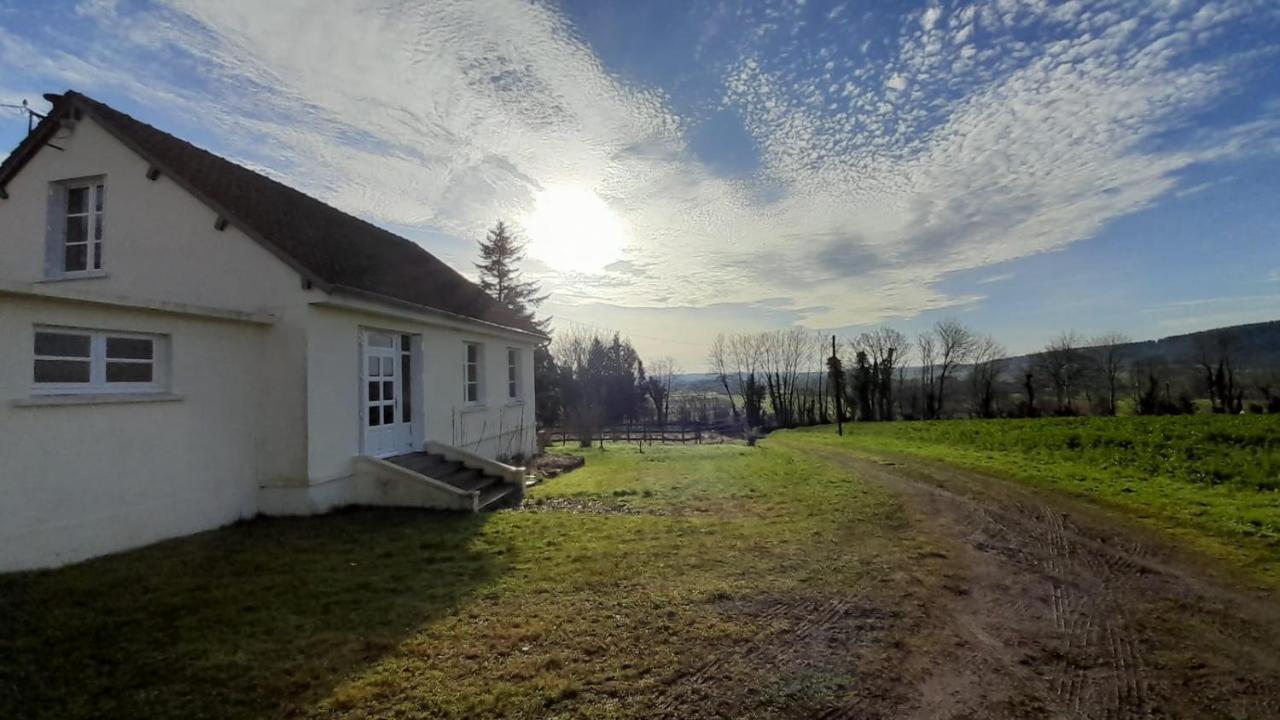 Gîte Cottage chaleureux en pleine campagne vue sur les Monts et Forêts et le château de Carrouges Extérieur photo