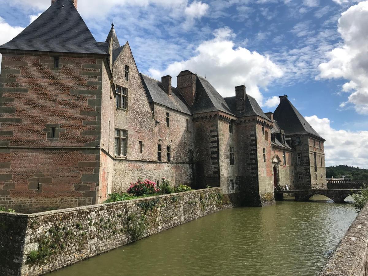 Gîte Cottage chaleureux en pleine campagne vue sur les Monts et Forêts et le château de Carrouges Extérieur photo