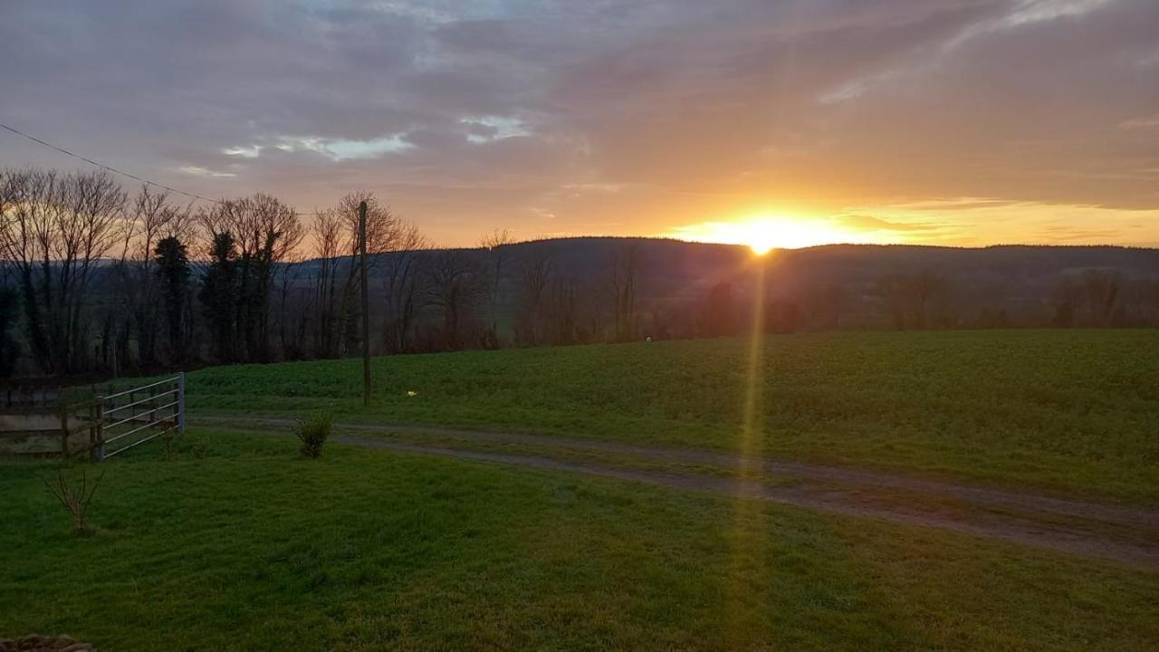 Gîte Cottage chaleureux en pleine campagne vue sur les Monts et Forêts et le château de Carrouges Extérieur photo