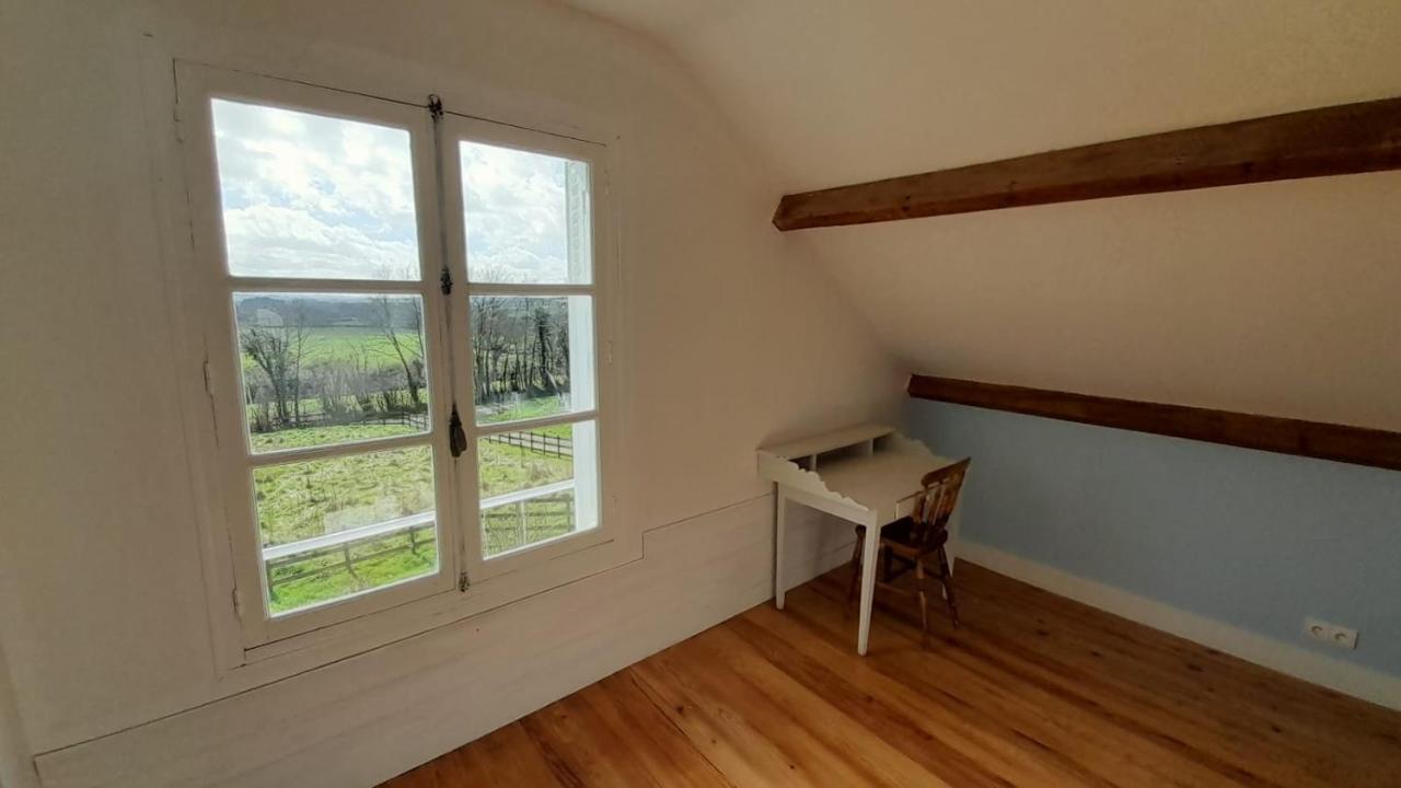 Gîte Cottage chaleureux en pleine campagne vue sur les Monts et Forêts et le château de Carrouges Extérieur photo