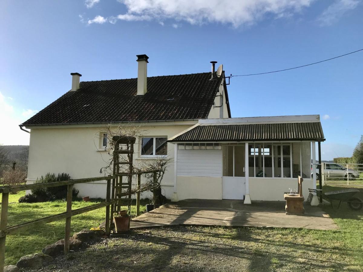 Gîte Cottage chaleureux en pleine campagne vue sur les Monts et Forêts et le château de Carrouges Extérieur photo