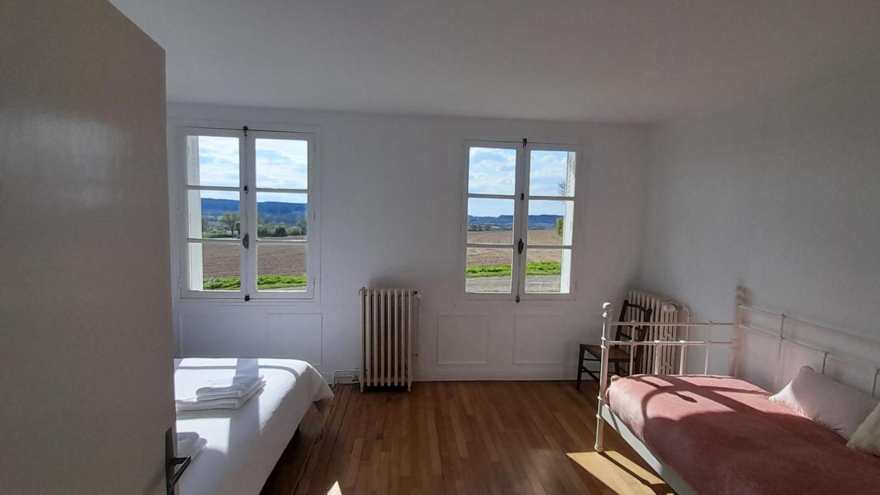 Gîte Cottage chaleureux en pleine campagne vue sur les Monts et Forêts et le château de Carrouges Extérieur photo